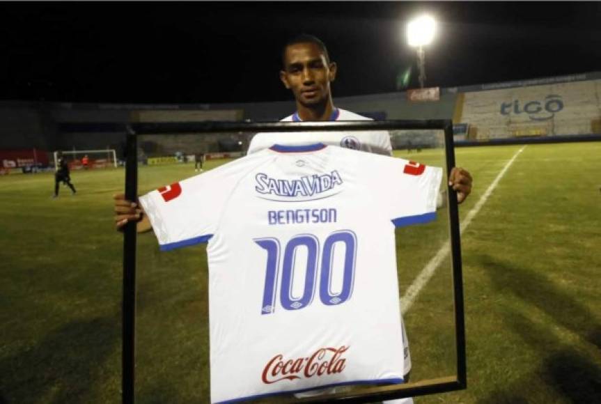 Jerry Bengtson fue homenajeado con esta camiseta por el Olimpia tras llegar a 100 goles en la Liga Nacional.