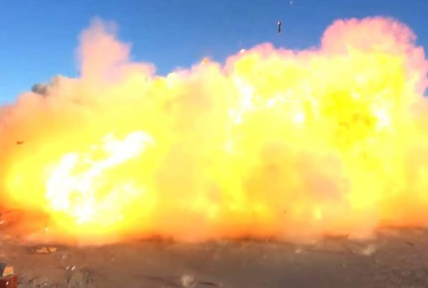 Un prototipo del futuro cohete gigante SpaceX Starship, que la compañía espera sea destinado a misiones hacia Marte, se estrelló en una fuerte explosión durante un lanzamiento de prueba en la costa del estado de Texas (sur) este miércoles. Fotos AFP