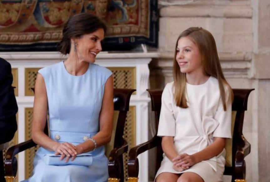 La princesa Leonor y la infanta Sofía (en foto), de 12 y 13 años respectivamente, comenzaron hoy con su agenda en la vida pública asistiendo por primera vez al acto de imposición de condecoraciones a la Orden del Mérito Civil.