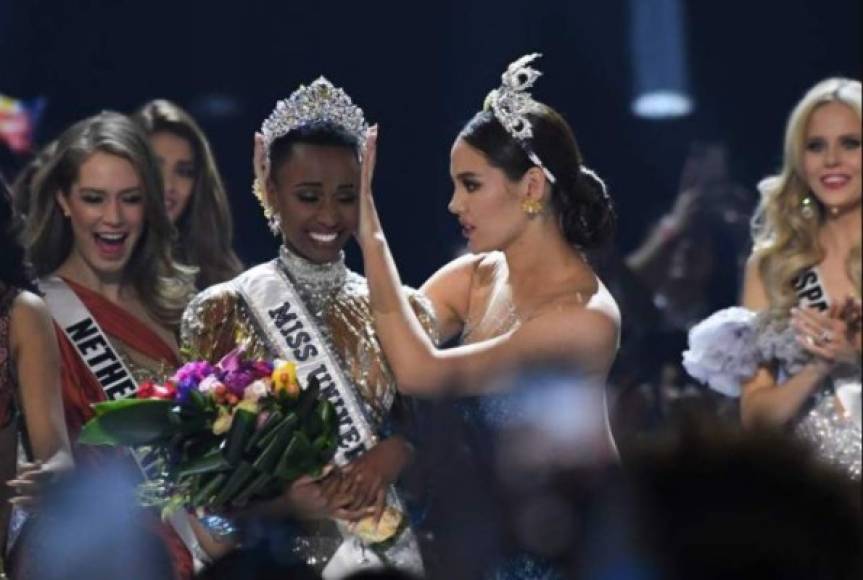 En el concurso, la nueva Miss Universo desfiló con un vestido en el que estaban cosidos mensajes de amor destinados para las mujeres, escritos por hombres sudafricanos.