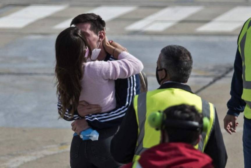 Tras tenerlo de frente, Antonela le dio un tremendo beso a su amado Lionel Messi.