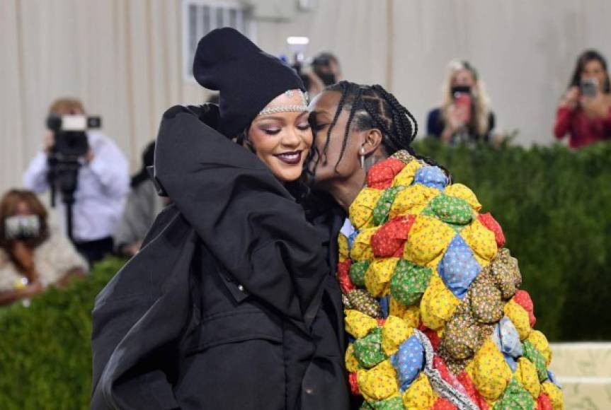 Rihanna desfiló por la alfombra color crema en compañía de su novio, el cantante ASAP Rocky, quien lució un look inspirado en colchas especialmente diseñado por ERL.
