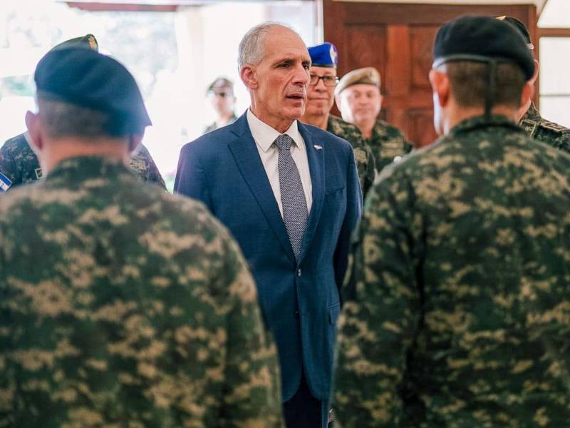 El mandatario estuvo como invitado de honor en la ceremonia y protocolo militar “200 Años al Servicio de la Patria”.