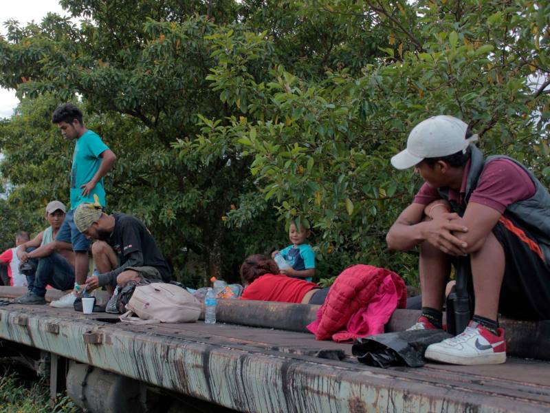 <b><span class=mln_uppercase_mln>Archivo.</span></b> Un grupo de migrantes en su viaje a Estados Unidos hace una parada en México.<span class=mln_uppercase_mln> </span>