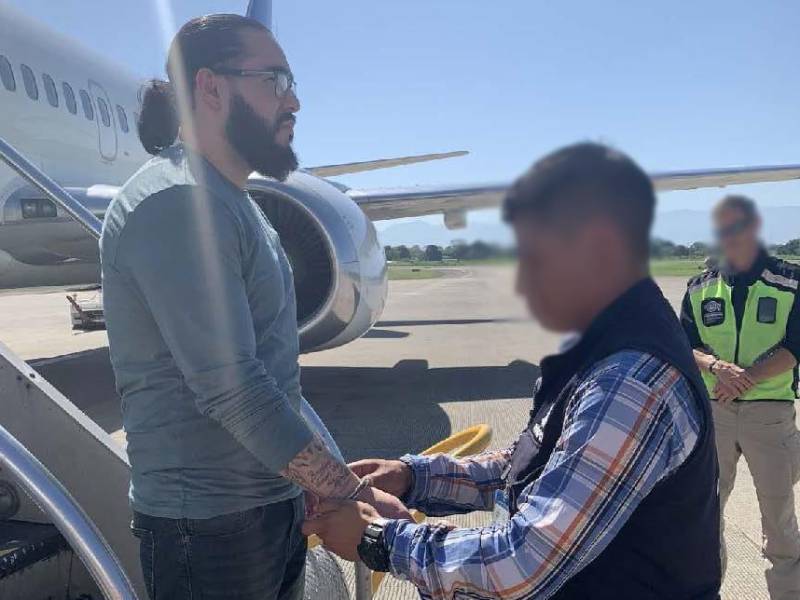 Eric José Martínez López, de 33 años, es buscado por asesinato por las autoridades policiales hondureñas.