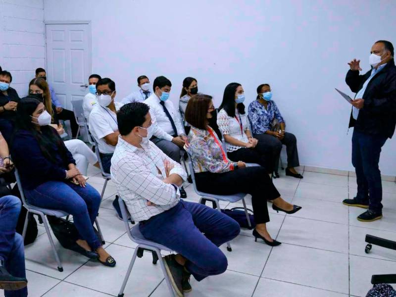 Armando Calidonio, edil sampedrano, dirigiéndose a los asistentes del evento municipal.
