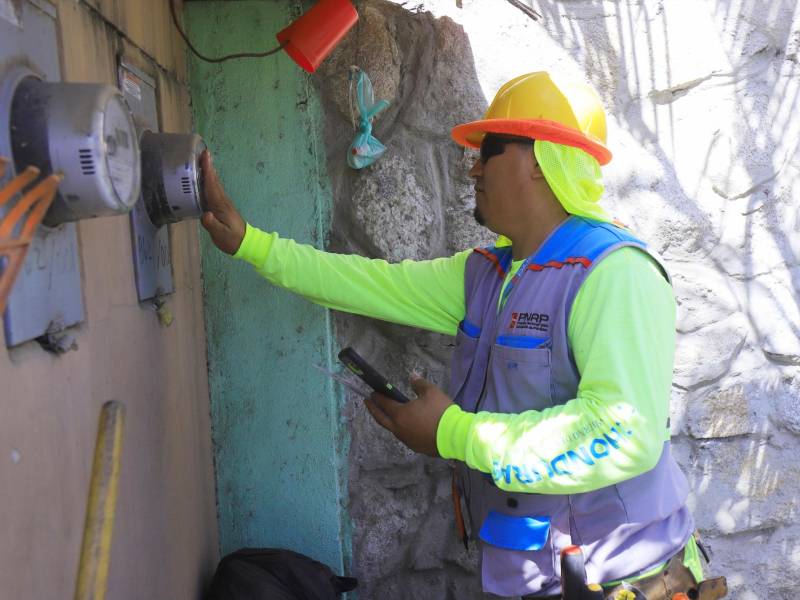 Personal del Programa Nacional de Reducción de Pérdidas revisa contadores de energía en San Pedro Sula.