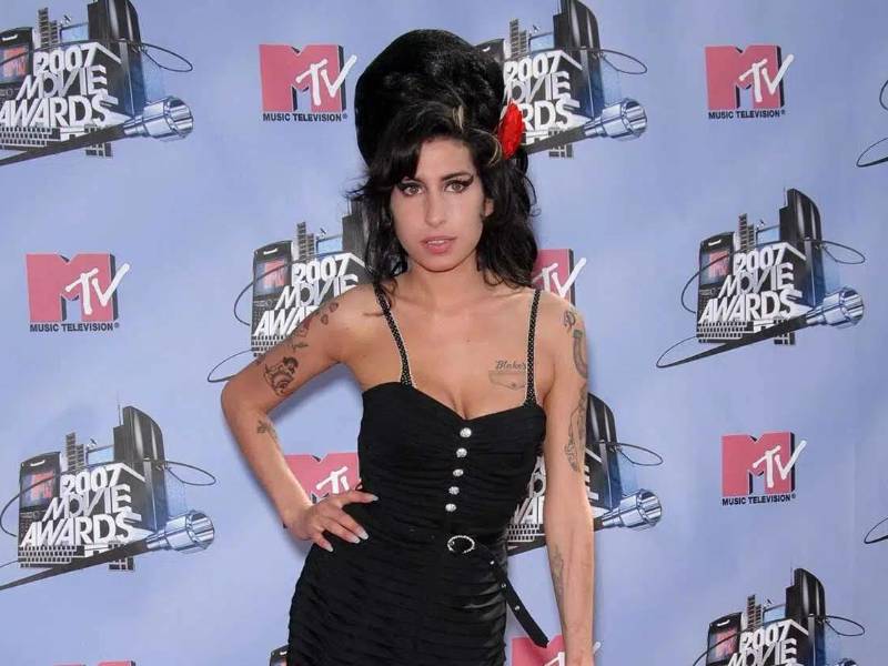 “No es que quiera ser como todo el mundo, me gusta tener mi propio modo de ser. Me encanta ser ruidosa y malhablada con la gente, porque es como soy”, escribe en una de esas reflexiones de juventud expuestas en ‘Amy Winehouse, de su puño y letra’, que, gracias a Libros del Kultrum, ve la luz solo unos meses después de la edición en inglés.