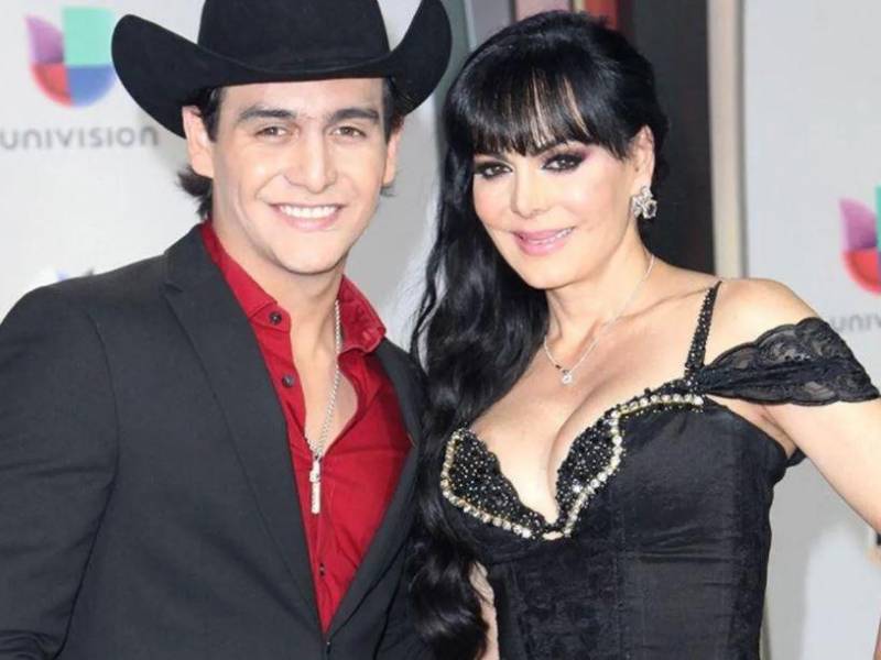 Julián Figueroa junto a su famosa madre, Maribel Guardia, en una foto de archivo.