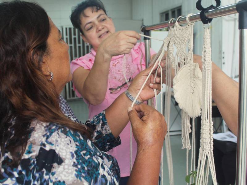 <b>Dos mujeres aprenden a elaborar productos artesanales durante un taller para fomentar el emprendimiento.</b>