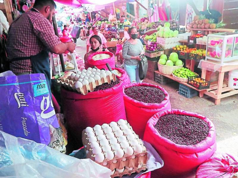 Un mercado hondureño en el que se venden los alimentos de la canasta básica.