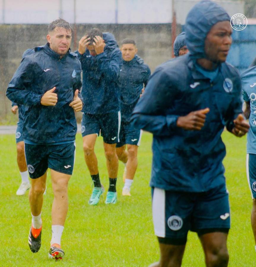 Entreno. El Motagua realizó su último entrenamiento bajo una lluvia que cayó en la ciudad de Cartago el martes.