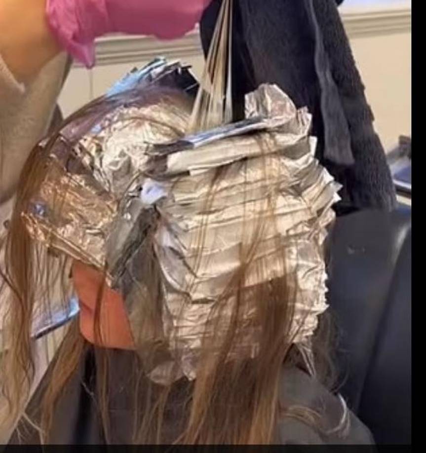 Algunos lo vieron como un dulce momento de madre e hija, otros se apresuraron a avergonzarla por permitir que su hija pequeña se decolorara el cabello.
