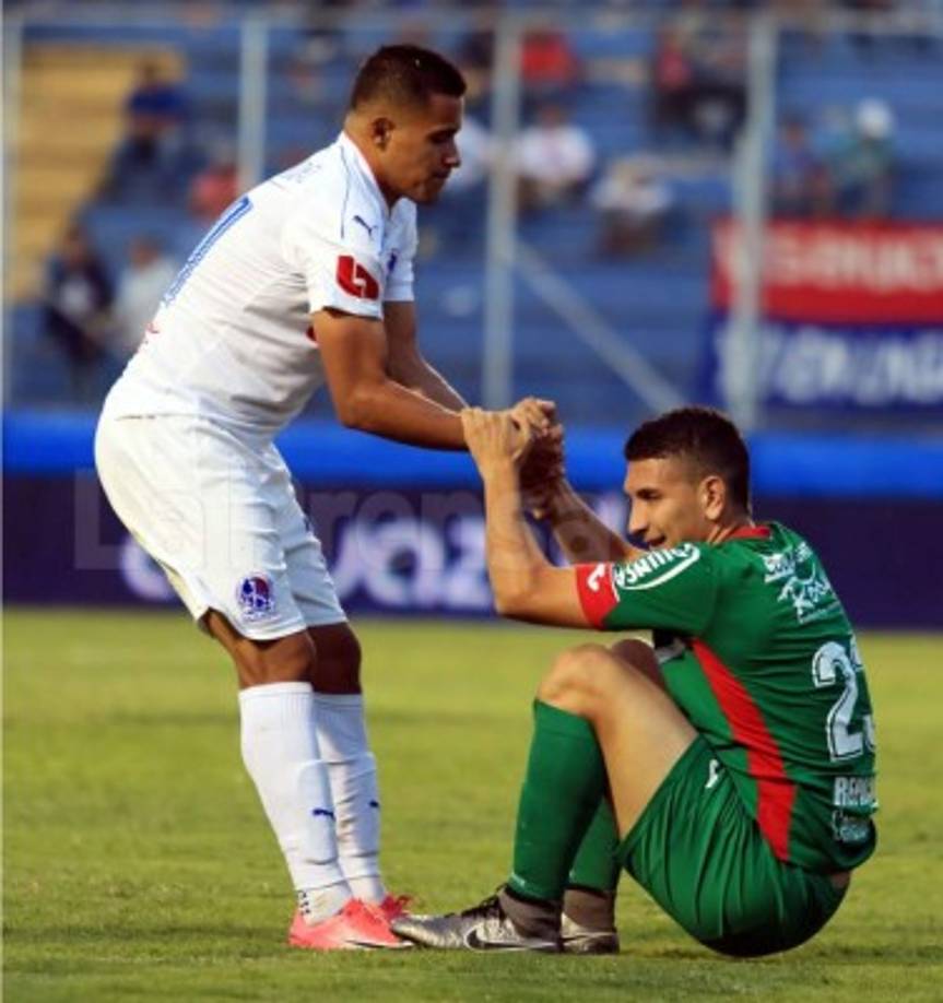 El Fair Play ante todo. Roger Rojas levanta del suelo a Johnny Leverón.