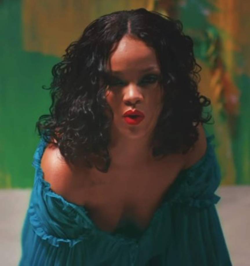 Con este atuendo Rihanna se une a la tendencia #freethenipple y muestra su lado más jocoso. Wild Thoughts ya está en todas las plataformas digitales.
