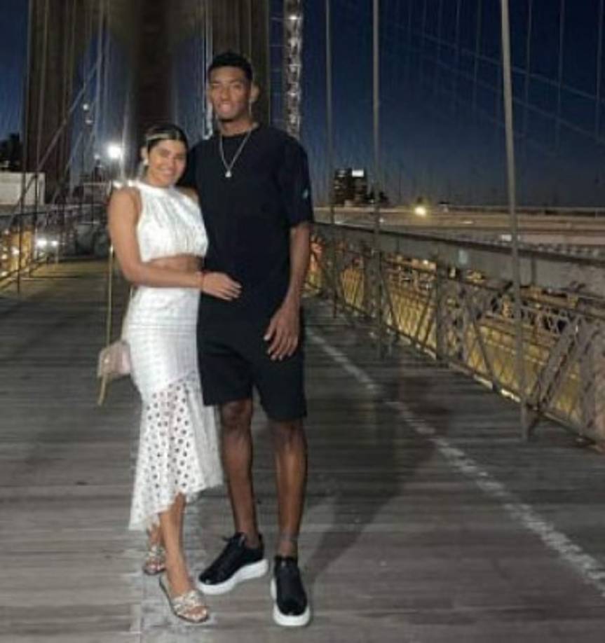 Todo comenzó luego de que Douglas Martínez comenzó a seguir en Instagram a la bella joven catracha.