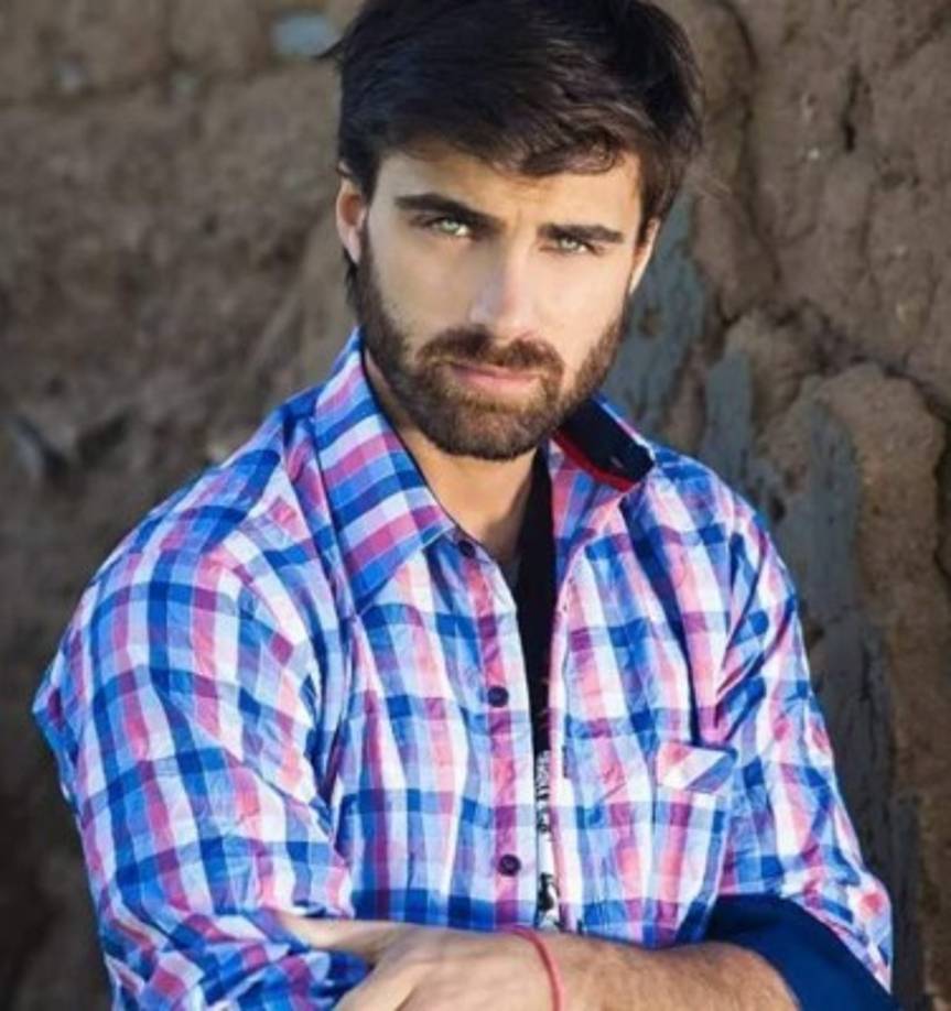 Inició su formación artística desde muy joven, realizando estudios de piano y comedia musical.