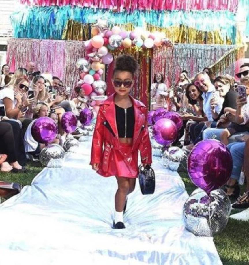 Su madre y tías son el modelo a seguir de la pequeña Kardashian por lo que disfruta ser el centro de atención.