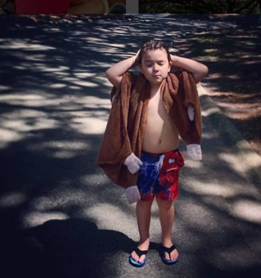 La familia, lejos de quejarse por la difusión del rostro de un menor de edad, aprovechó la simpatía que generó entre los usuarios. Aunque Sammy lleva una vida normal y se divierte como cualquier otro niño.