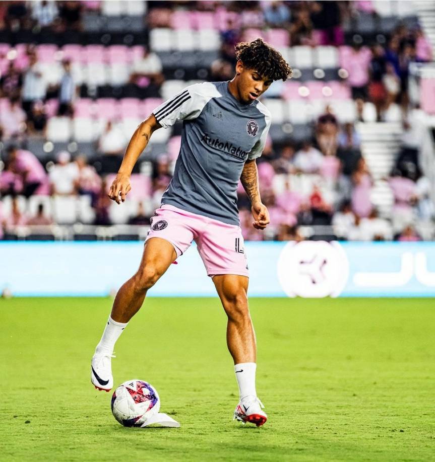 El hondureño David Ruiz durante el calentamiento previo al inicio del partido ante el FC Cincinnati.