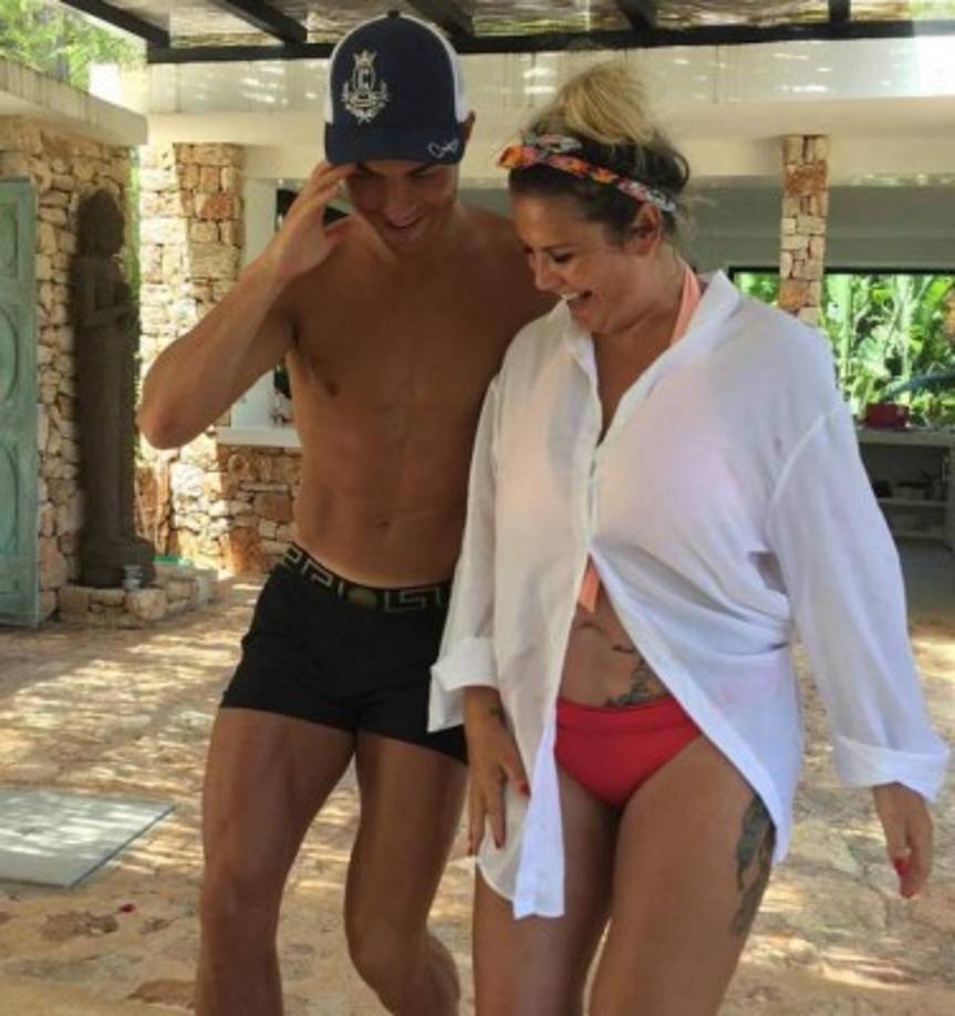 La madre de Cristiano Ronaldo ha subido esta imagen al lado de su hijo.
