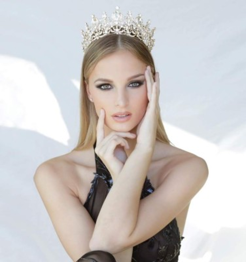 Cindy Marina es una estudiante de la Universidad del Sur de California que estudia Relaciones Internacionales y Negocios Globales. Durante su carrera universitaria, Cindy participó en el equipo de voleibol USC (2017-2019) y Duke University (2016)<br/>