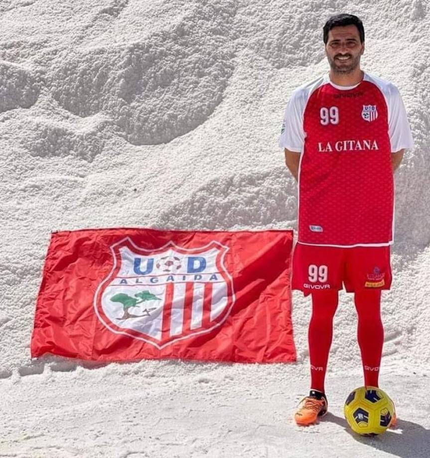 El delantero Dani Güiza, campeón con la selección española en la Eurocopa 2008, ha firmado por la Unión Deportiva Algaida, de División de Honor andaluza (sexta división), por lo que continuará en activo con 42 años. El ariete jugó la última temporada en Primera RFEF en el Atlético Sanluqueño.