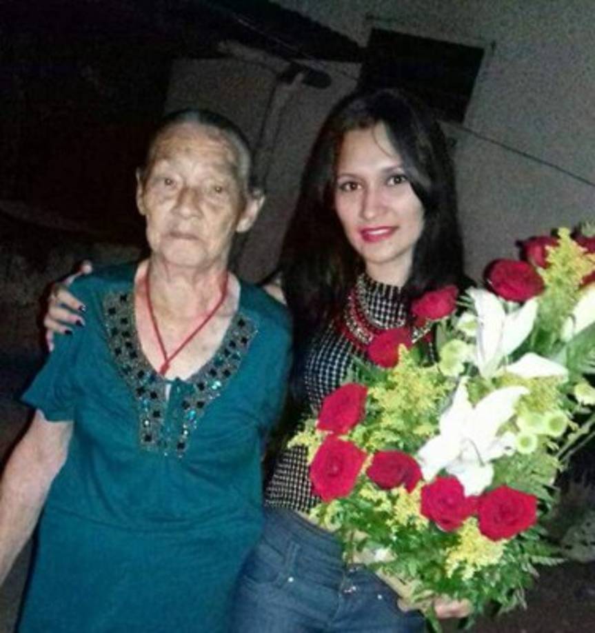 Janeth Rodríguez: La más hermosa,que desde el cielo me cuida, la mas llena de amor, la que nos dejó todo su amor.. este año es triste sin mi bella viejita.. pero desde el cielo me cuida y ella sabe que estará siempre en mi corazón.. gracias mamavita por ser tan amorosa y enseñarnos todo lo bueno.