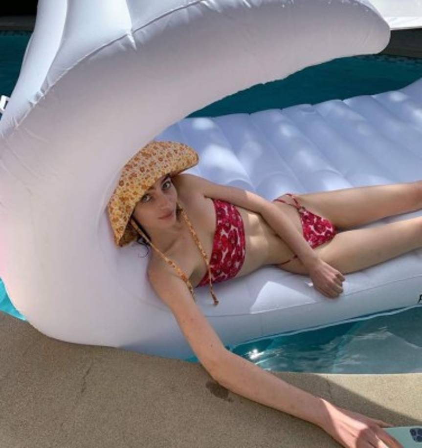 En una de las imágenes, la modelo presumió su estilizada figura con un bikini estampado de flores de dos piezas.