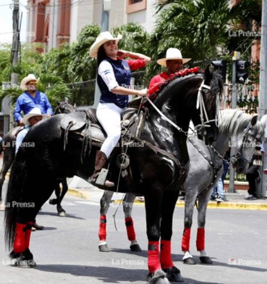 Las hondureñas lucieron guapas y seguras de lo que hacían en el desfile hípico.