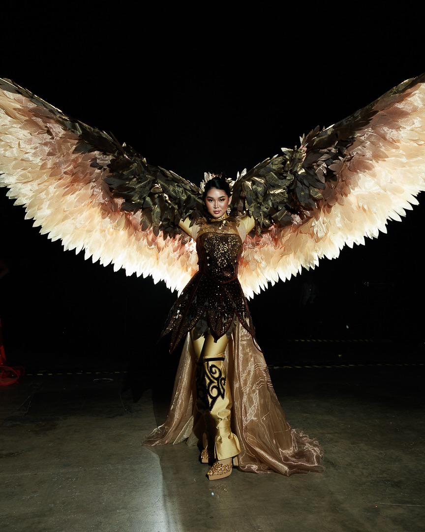 Miss Universo 2025 deslumbra con los trajes típicos más espectaculares