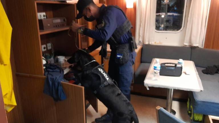 Los agentes de la Policía Nacional encontraron la droga dentro del barco.