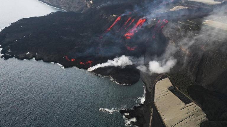 La lava expulsada desde Cumbre Vieja avanza sobre la Playa de los Guirres en foto reciente.