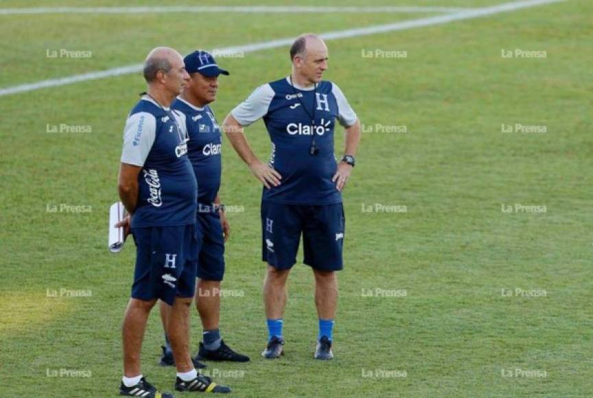 Fabián Coito se reunió en el centro del campo con Miguel Falero y Carlos Tábora, sus asistentes técnicos en la H.