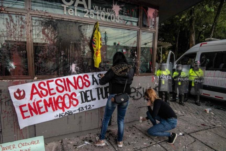 El presidente Iván Duque también rechazó 'abusos (...) por parte de miembros de la fuerza pública' en un evento público en Bogotá. 'Hemos visto hechos dolorosos el día de hoy', 'a cualquier deshonra del uniforme tenemos que exigir que se apliquen sanciones oportunas', declaró el mandatario conservador.