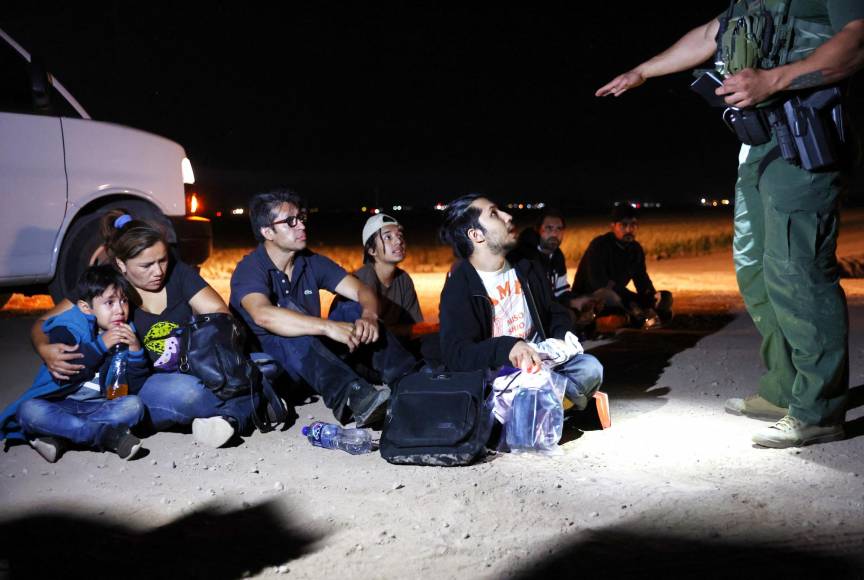 Migrantes se aglomeran en la frontera pese a fallo que mantiene deportaciones exprés