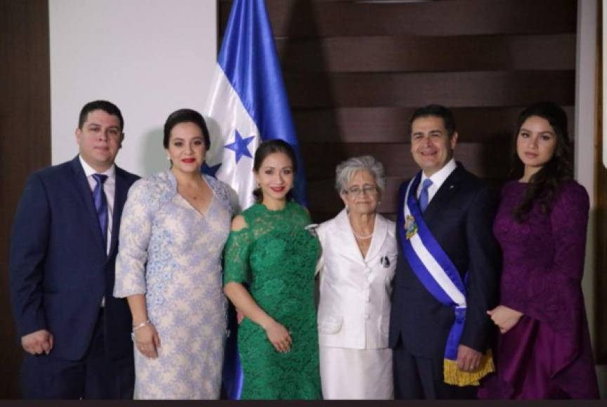 'Muy agradecido con mi familia por acompañarme en este día tan importante para el pueblo hondureño. #HondurasAvanza #ManosALaObra', escribió en su cuenta de Twitter el presidente Hernández y adjuntó tres fotografías.
