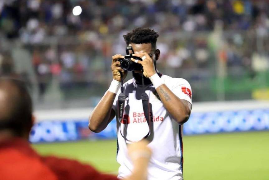 Al ’Toro’ Benguché se le ocurrió pedir prestada una cámara fotográfica para sacar una foto a sus compañeros.