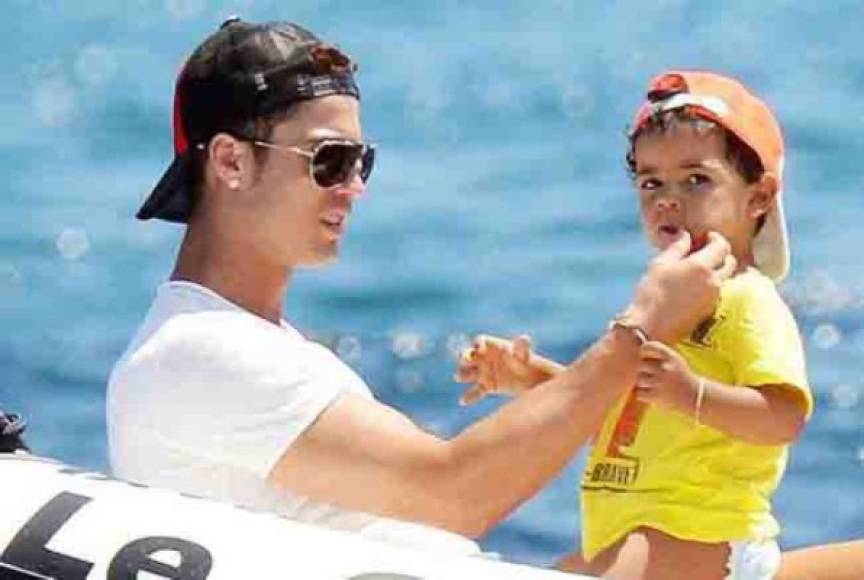 El primer hijo de Cristiano Ronaldo nació en junio del 2010, en el momento que CR7 disputaba el Mundial con Portugal en Sudáfrica.