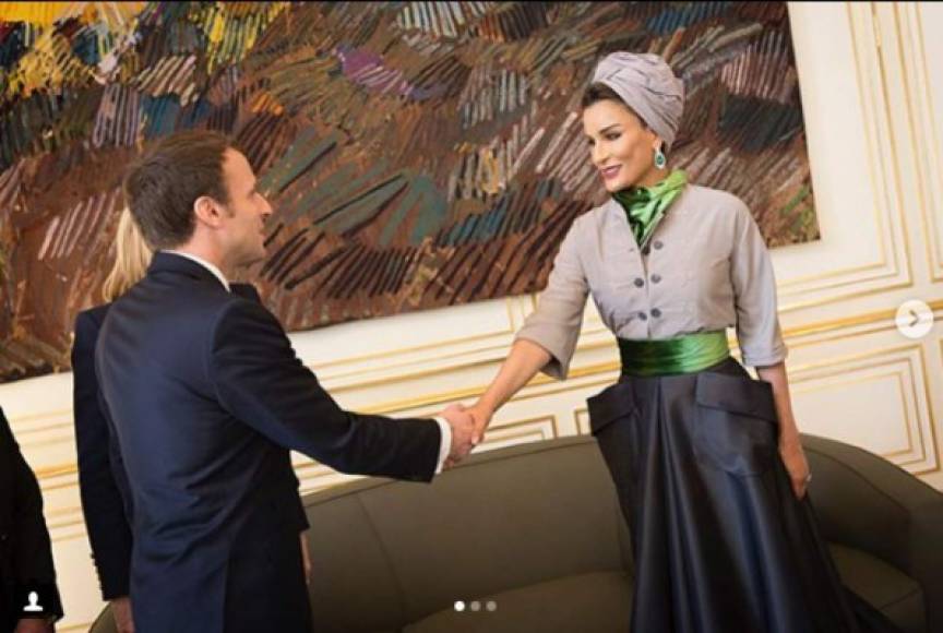 En la imagen, el presidente francés Emmanuel Macron, estrecha la mano de Mozah.