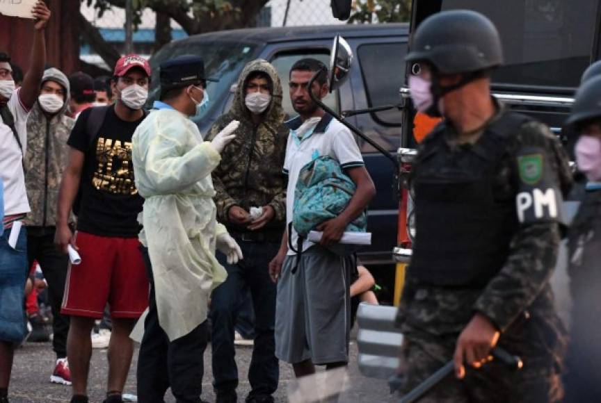 Las autoridades migratorias de México deportaron este martes a 252 hondureños, muchos de ellos menores no acompañados, en dos vuelos a Tegucigalpa y San Pedro Sula, las dos principales ciudades de Honduras, donde serán puestos en cuarentena durante 14 días por el coronavirus. Fotos AFP