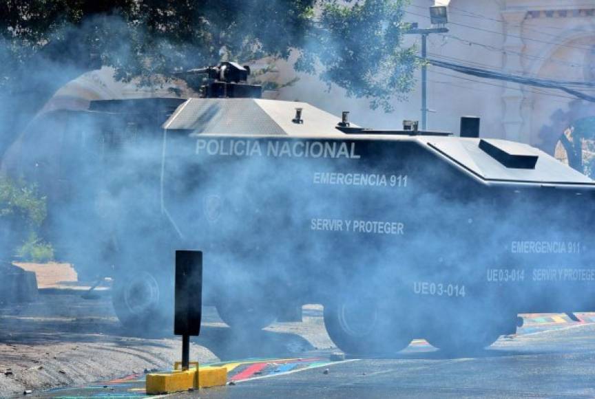 Hasta una tanqueta que dispara chorros de agua a presión fue utilizada para reprimir a las personas.