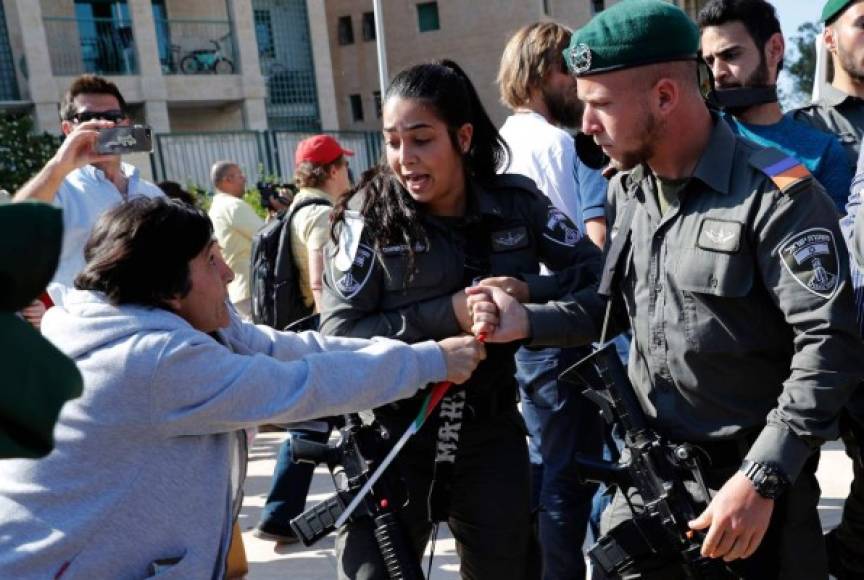 Las protestas llegaron incluso hasta las cercanías de la embajada estadounidense, fuertemente custodiada por las fuerzas de seguridad israelíes.