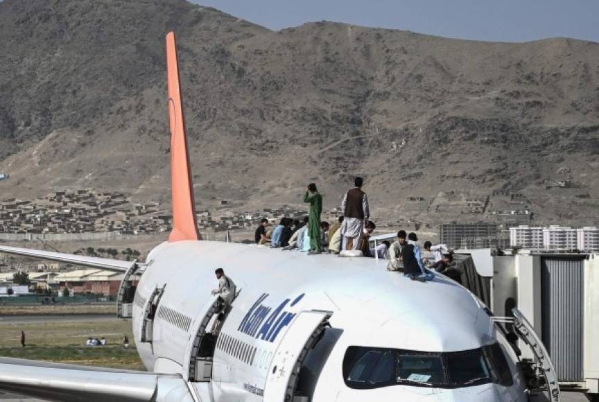 'Las imágenes de desesperación en el aeropuerto de Kabul son una vergüenza para Occidente', afirmó Frank-Walter Steinmeier, insistiendo en la 'tragedia humana' vivida por los afganos, que intentan desesperadamente salir del país, y de la que 'somos corresponsables'.