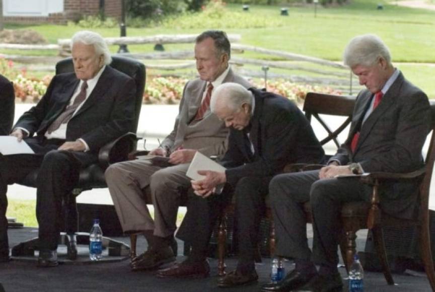 El expresidente George H.W. Bush, lo invitó a orar en la Casa Blanca en 1991 para ayudarlo a superar el primer día de la Guerra del Golfo. 'Pienso que Billy no solo llegó al corazón de los cristianos sino también de personas de todas las religiones porque era un hombre tan bueno', dijo Bush padre en un comunicado.<br/><br/>'Tengo el privilegio de haberlo tenido como amigo personal (...) Fue un mentor para muchos de mis hijos', añadió.<br/><br/>En la imagen con los expresidentes George H.W. Bush, Jimmy Carter y Bill Clinton.