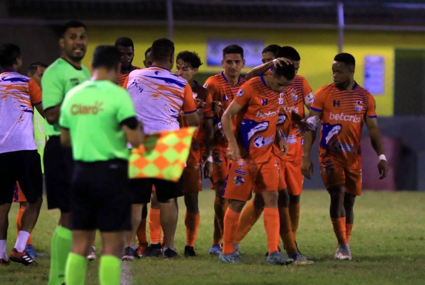 Jugadores de la UPN celebrando el golazo de Johnny Leverón ante Honduras Progreso.