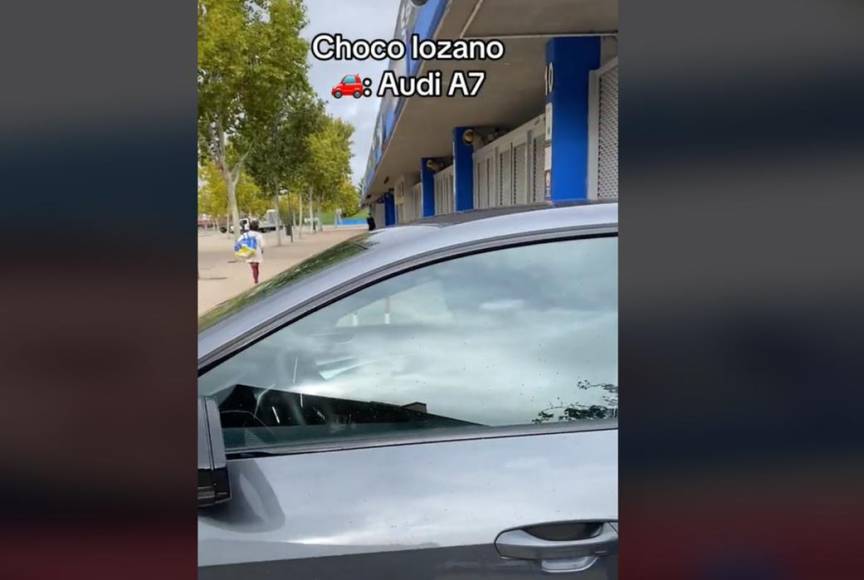 Antony Lozano apareció en un Audi A7. El atacante hondureño se paró y saludó al español.