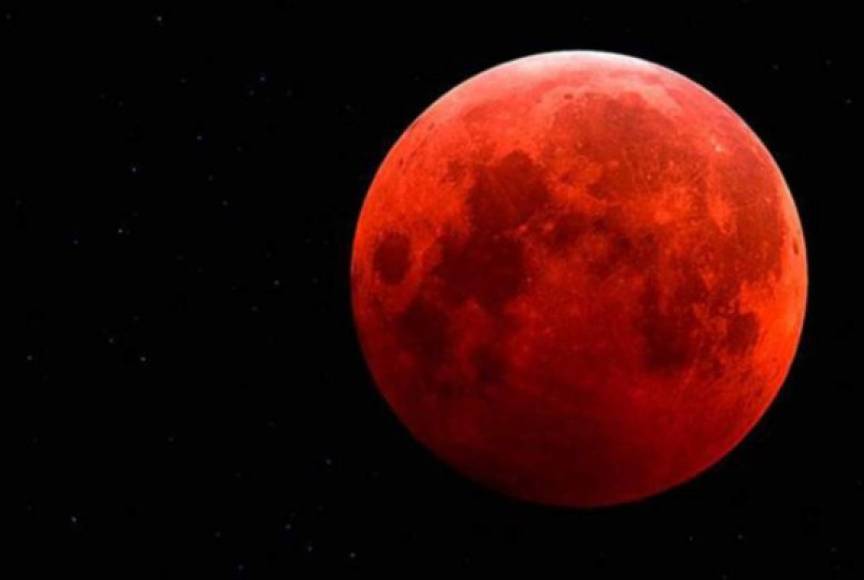 El color rojizo de la Luna dependerá de la contaminación que haya en la atmósfera.