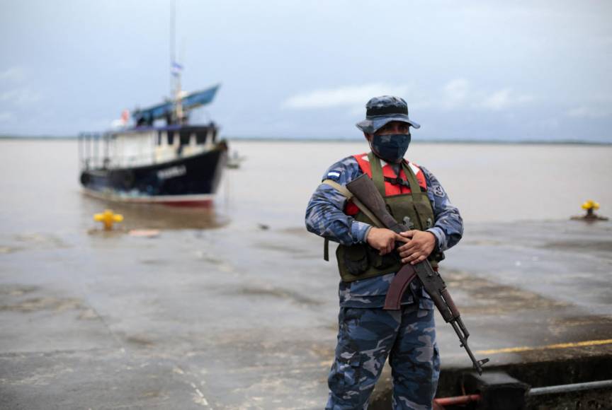 En El Canal, un barrio pobre de Bluefields con unos 3.000 habitantes y frágiles casas, los vecinos también volvían a la rutina. En la isla de Ometepe, en el Lago de Nicaragua, y en Rivas (sur del país), brigadas locales despejaban las vías retirando árboles caídos.