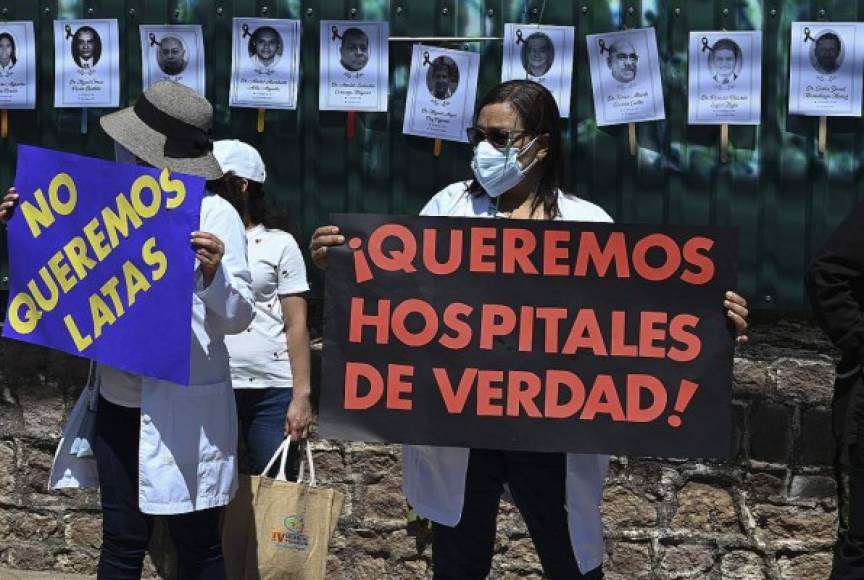 'Cese al genocidio contra el personal de salud', decía una de las pancartas de unos 300 miembros del Colegio Médico de Honduras (CMH), que se reunieron frente al hospital móvil instalado por el gobierno al este de la ciudad para atender a los enfermos de covid-19.